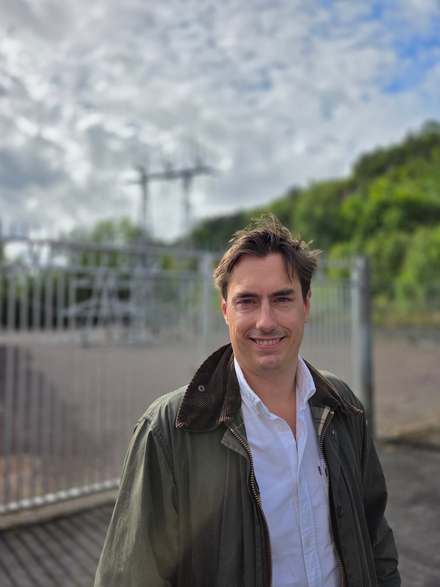Axel Klafstad foran porten til en transformatorstasjon