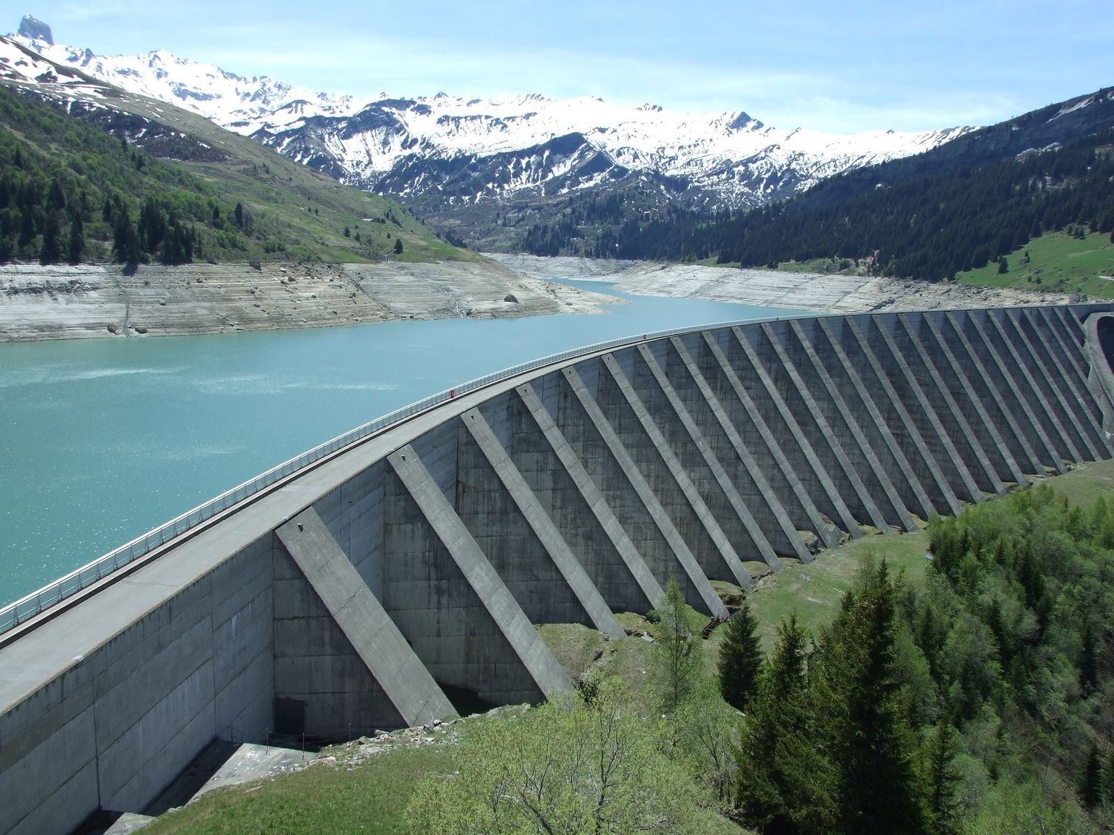 Vannkraftdam med magasin i fjellandskap